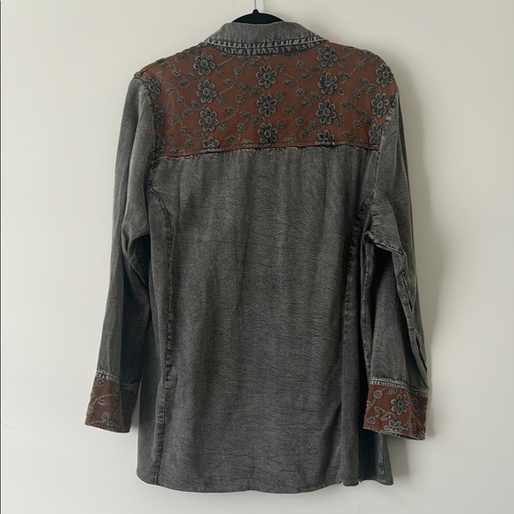 Parsley & Sage Artsy Textured Mixed Media Button Down Shirt - Picture 6 of 10